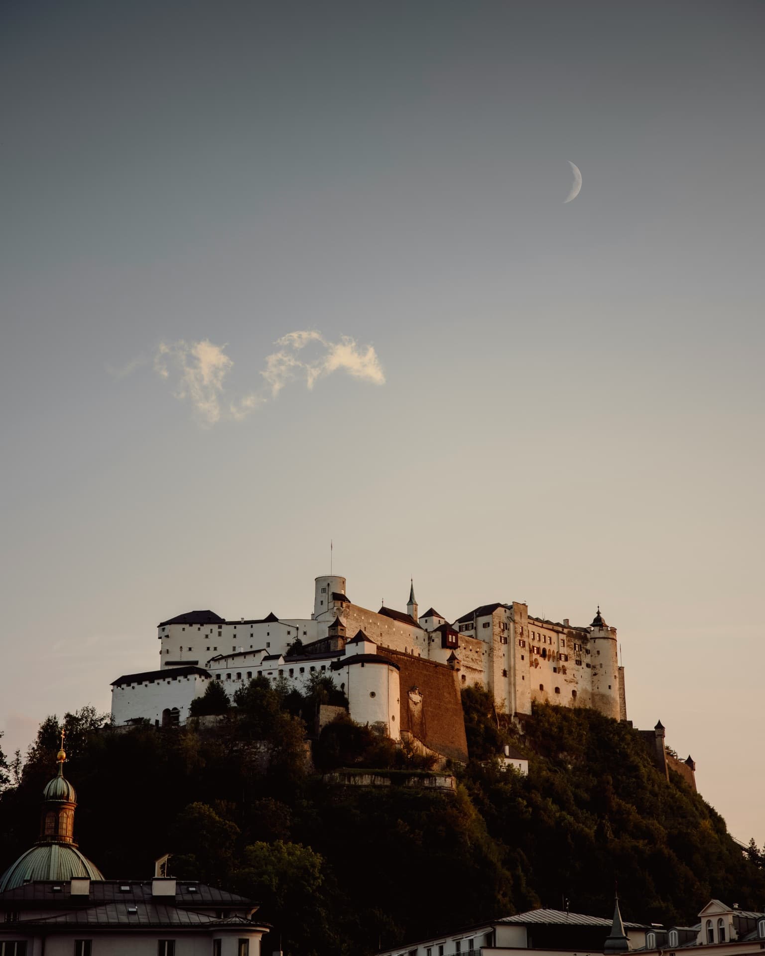 Vista del Centro Storico di Salzburg con la Fortezza Hohensalzburg